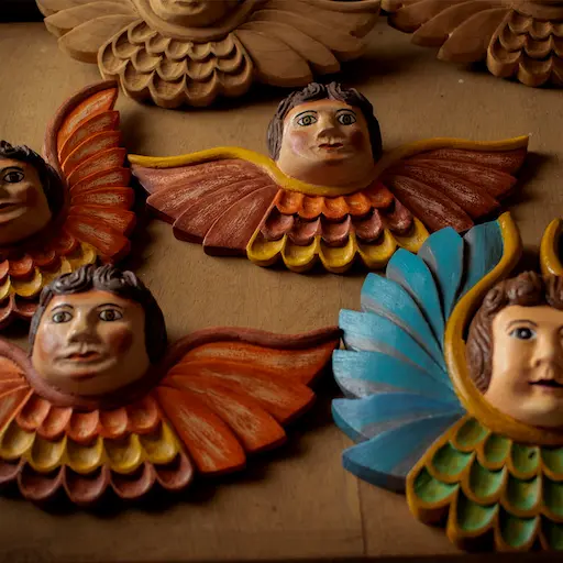 Tallado y pintado en madera figura de angel